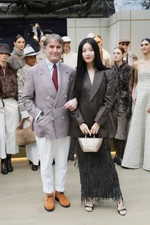 한효주, 브루넬로 쿠치넬리 FW25 프레젠테이션서 '듀오 백' 착용