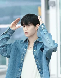 스트레이키즈 승민, 쇼메 주얼리로 완성한 공항패션