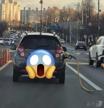 '주유건 빼는 걸 깜빡'..기름 넣고 주유건 꽂은 채 도로주행한 50대 운전자