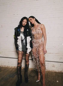 제니, 두아 리파와 활짝..란제리룩에 눈을 어디에