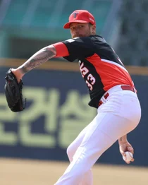 MLB 투수들은 안 그러던데..양의지 맞추고 KIA 올러가 고개 숙여 사과한 까닭