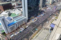 '尹 탄핵심판 선고'에 카톡·휴대폰 먹통될 수도..정부, 장애 대응 준비