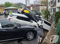 남양주서 주차장 옹벽 붕괴로 차량 6대 추락..아파트 주민 120명 대피