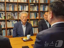 검찰, 문재인 전 대통령 '뇌물수수 혐의' 기소