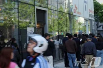 고작 100개 확보해놓고 바꿔준다고, 온라인은 대기만 수만명..'2300만 유심 포로' 만든 SKT