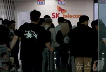 인천공항, 아이돌 민폐 출국 하나 했더니..SKT 유심 교체 고객에 북새통