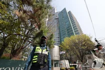 검찰 '윤석열 부부 사저' 아크로비스타 압수수색…건진법사 의혹