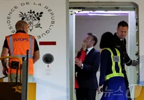 대통령도 맞고 산다? 마크롱, 영부인에 얻어맞는 순간 포착