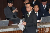 관세전쟁 와중에 사표낸 '경제수장'...'대외신인도·성장률' 비상