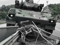 장갑차 앞에서 알짱대면 안되는 이유..중앙분리대 충돌하고도 50m 주행