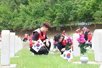 롯데건설, 현충일 앞두고 가족과 함께 현충원 봉사활동 진행