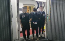 '드라마의 현실 모델인 것처럼'...100억원대 투자 리딩방 사기 총책 강제송환