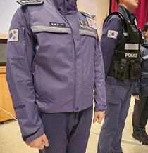 신형 경찰복 두고 부글부글..