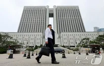 '인보사 임상과정서 주식 1만주 무상 취득...의사들 배임수재 혐의 1심 '무죄'