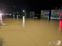 충남 서해안권 '물폭탄'…당진천 범람에 주민 대피령