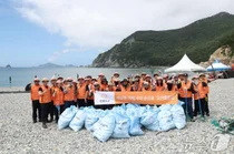 한화오션, 거제 해수욕장서 해양쓰레기 10톤 수거