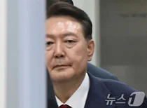 수의 벗고 속옷 차림으로 바닥에...김건희 특검, 윤석열 전 대통령 체포 영장 집행 중지