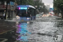 인천 '극한 폭우'에 육해공 한때 마비