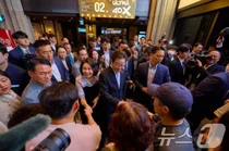 李대통령 지지율, 50%도 위험..사면은 초고속·대주주 양도세 이슈는 질질