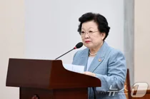 '금거북이 매관매직 의혹' 이배용 국교위원장 사임