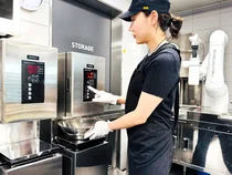 교촌치킨, 반죽 로봇 전국 가맹점 도입...조리 자동화