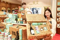 [포토] 신세계百, 추석 맞아 영국 대표 홍차 포트넘앤메이슨 햄퍼 세트 출시