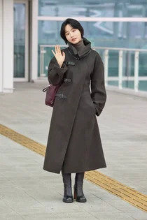 토즈 앰버서더 방효린, 럭셔리 출국 패션 공개…2026 봄/여름 컬렉션 패션쇼 참석