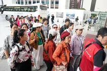 중국 단체 관광객 무비자 허용 첫날, 1700명 롯데免 방문