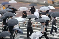 출근길 우산이 보이더라니...오후부터 전국 최대 100㎜ 비