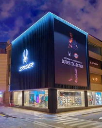 스파이더, 압구정 스토어 확장 이전 오픈…C.P.컴퍼니와 협업 컬렉션 공개