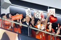 '낭만 구단주' 김승연 회장, 한국시리즈 준우승 이글스에 오렌지폰 선물