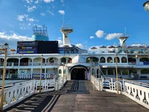 ‘그램그램·bhc 한강 압구정 크루즈점’, 한강 선상 명소로 뜬다