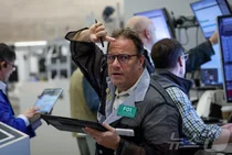 셧다운 종료되니 금리동결론에 AI 거품 우려 재부상..나스닥 2% 급락·비트코인 10만 붕괴