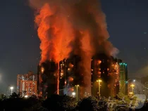 홍콩 2000세대 고층아파트단지 초대형 화재..44명 사망·279명 실종