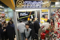 '힙'한 편의점 떴다···프리오픈부터 북적인 이마트24 '트렌드랩 성수점'