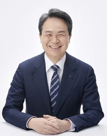 진옥동은 누구?...정통 '신한맨'에서 '5조 마술사'로