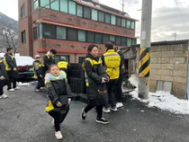 한신공영 '한신孝봉사단', 연탄 나눔 봉사 진행...상계동 일대 연탄 2000장 전달