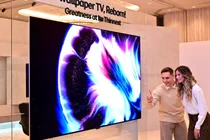 LG전자, 연필 한 자루 두께에 스피커까지 내장 '초슬림' 무선 월페이퍼 TV 공개
