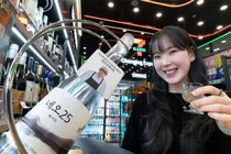 세븐일레븐, 흑백요리사 '최강록' 손잡고 프리미엄 소주 출시