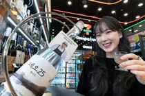 세븐일레븐, 흑백요리사 '최강록' 손잡고 프리미엄 소주 출시