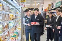 정용진 회장, 가장 붐비는 시간에 '1등 점포' 찾은 이유는 