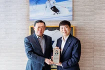 '동계 스포츠 발전 기여' 신동빈 롯데 회장, 대한체육회 감사패 수상