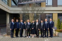  진옥동 회장까지 출동한 신한금융 첫 프리미엄 요양원 '쏠라체 홈 미사’ 개소