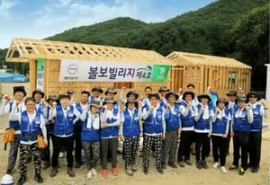 휴가철에 짓는 친환경 희망의 집 '볼보 빌리지'