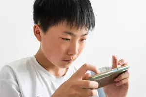 중국, 어린이 스마트폰 사용 시간을 하루 2시간으로 제한 고려