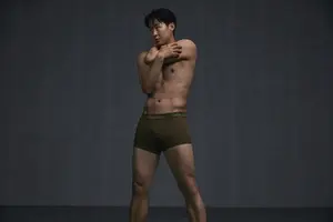 손흥민, 언더웨어만으로도 완벽한 맵시 뽐내 