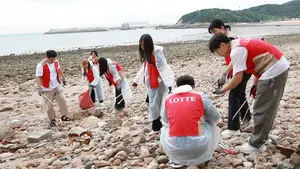 롯데홈쇼핑, 인천 왕산해수욕장서 '반려해변 정화활동' 진행