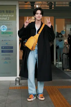 더보이즈 영훈, 크리스찬 루부탱 행사 참석차 파리로