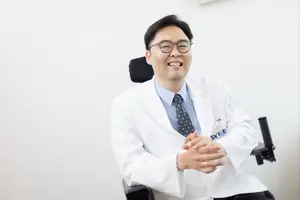 장애 딛고 희망 전하는 이규환 의사, 김우중 의료인상 수상