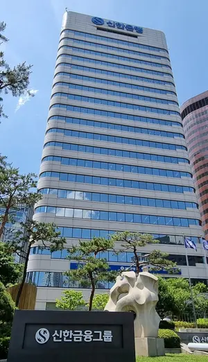 신한금융 사장단 전원 연임시킨 진옥동..몸집 줄이기